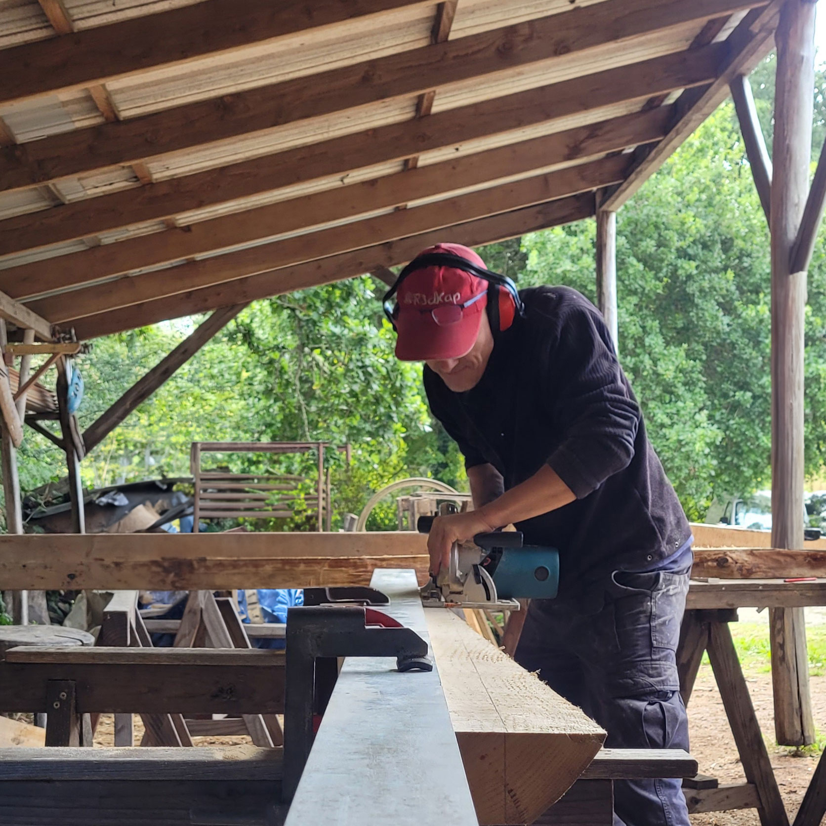 Emmanuel fabriquant un dôme géodésique en bois.